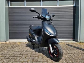 PIAGGIO ZIP 4T E5 BROM BJ 01-2023 MAT ZWART 3200KM + OPTIES beschikbaar voor biedingen