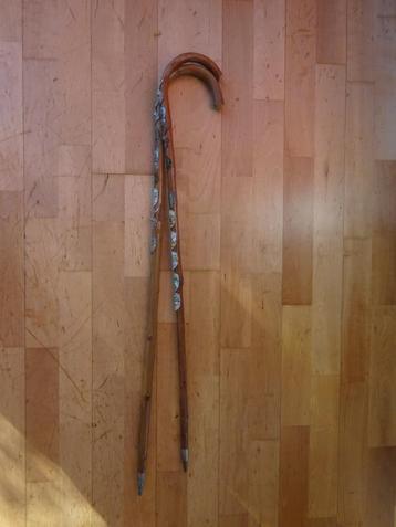 Twee wandelstokken met schildjes beschikbaar voor biedingen