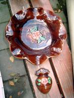 Oude bruine schaal en bruin vaasje met roze bloem., Ophalen