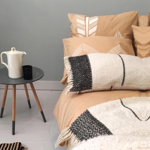 Malagoon Sahara Offwhite set kussen 35x60 en plaid 125x150cm, Huis en Inrichting, Woonaccessoires | Plaids en Woondekens, Nieuw