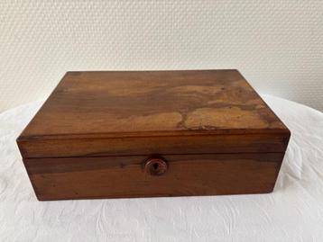 Art Deco kistje van notenhout.  beschikbaar voor biedingen