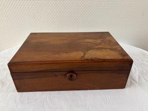 Art Deco kistje van notenhout., Antiek en Kunst, Curiosa en Brocante, Ophalen of Verzenden