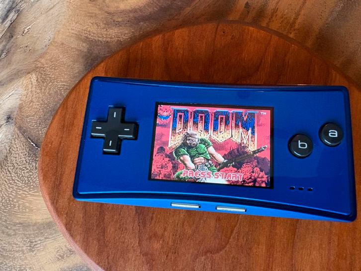 Gameboy Advance Micro blauw 12 games met Doom en Wolfenstein, Spelcomputers en Games, Games | Nintendo Game Boy, Zo goed als nieuw