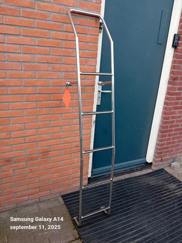 Trap. Chroom. 177 cm hoog 32 cm breed beschikbaar voor biedingen