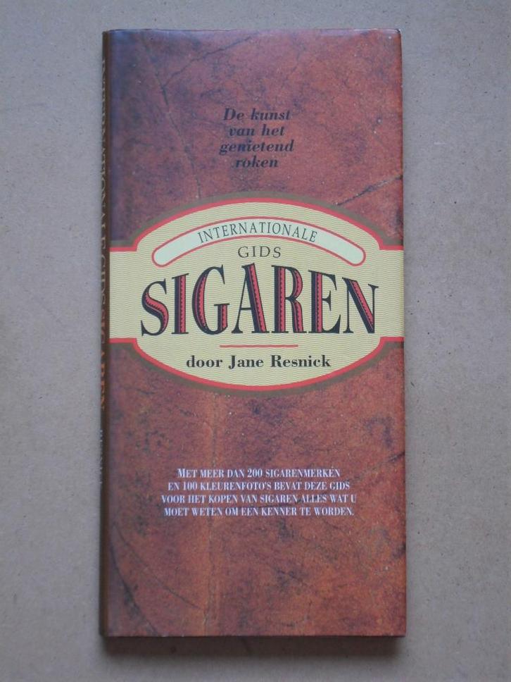 Internationale Gids Sigaren De kunst, genietend roken boek, Verzamelen, Rookartikelen, Aanstekers en Luciferdoosjes, Zo goed als nieuw