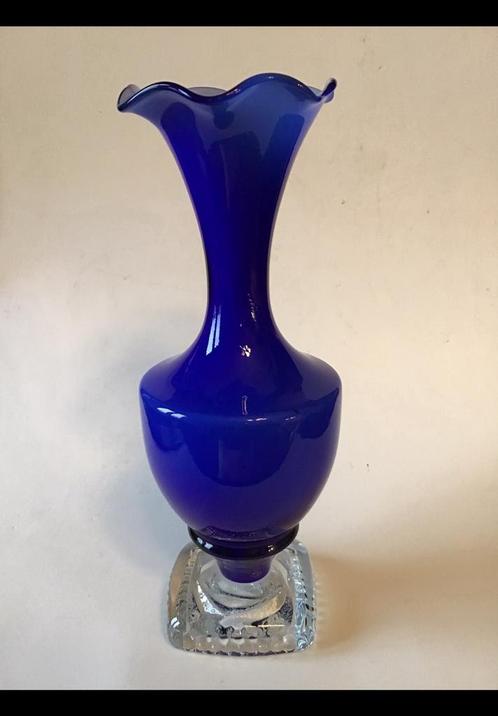 Vaasje kobaltblauw opaline glas + binnenkant wit bijna 18 cm, Antiek en Kunst, Antiek | Vazen, Ophalen of Verzenden