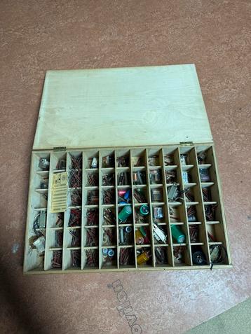 Vintage Houten Doos met Elektronica Componenten beschikbaar voor biedingen