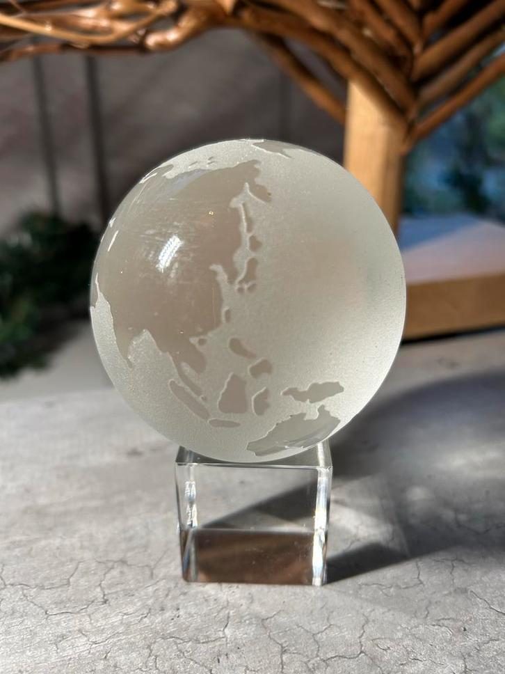 Glazen Wereldbol op Voet - Decoratief, Huis en Inrichting, Woonaccessoires | Wereldbollen, Zo goed als nieuw, Ophalen of Verzenden