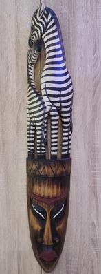 Dierenmasker gemaakt van hout, Ophalen