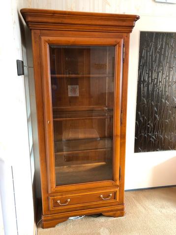 Mooie Houten Vitrinekast met Glas beschikbaar voor biedingen