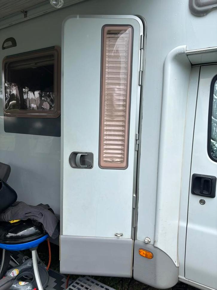 Gevraagd,Knaus plastic palletje van binnen in het deur slot., Caravans en Kamperen, Camper-accessoires, Ophalen of Verzenden