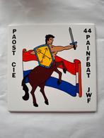 Tegel 44 painfbat Paost cie JWF, Ophalen of Verzenden, Landmacht, Nederland, Embleem of Badge