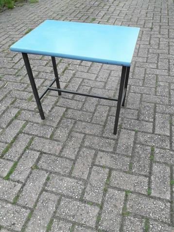 Bijzettafeltje metaal frame met watervast hechthouten blad beschikbaar voor biedingen