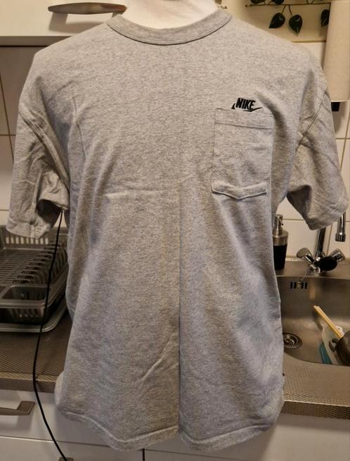 Nike Sportswear Premium Essentials T-Shirt - Maat: L🔥, Kleding | Heren, T-shirts, Zo goed als nieuw, Maat 52/54 (L), Grijs, Ophalen of Verzenden