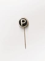 duitse emaille speld met hoofdletter P, Ophalen of Verzenden, Gebruikt, Overige onderwerpen, Speldje of Pin