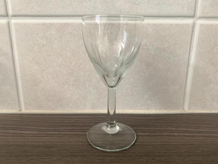 Mooi borrelglaasje gegraveerd/geslepen, Verzamelen, Glas en Borrelglaasjes, Zo goed als nieuw, Borrel- of Shotglas, Ophalen of Verzenden