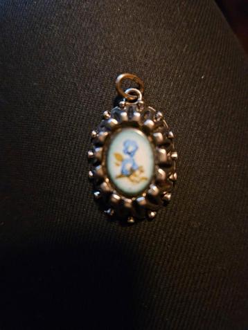 Zilverkleurige hanger. beschikbaar voor biedingen