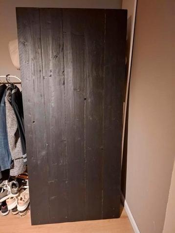 Zwarte schuifdeur beschikbaar voor biedingen