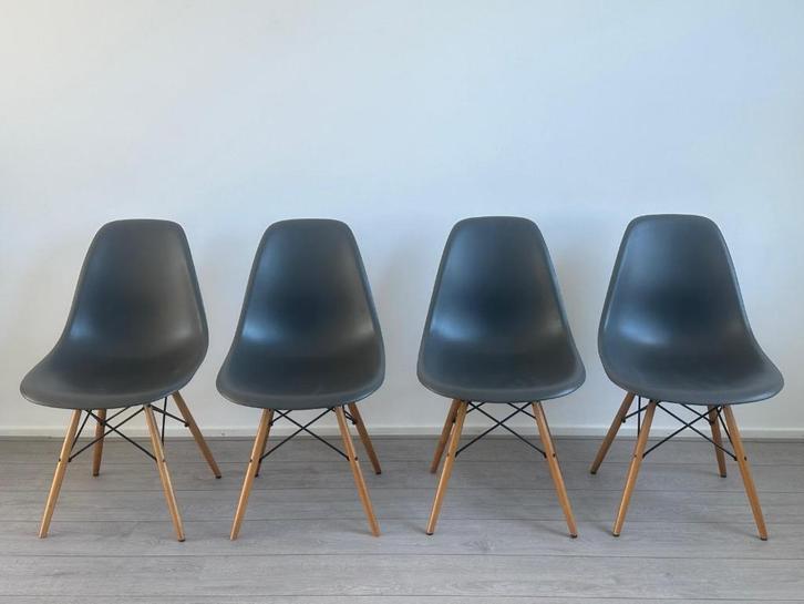 Vitra Eames Plastic Side Chairs (set van 4), Huis en Inrichting, Stoelen, Gebruikt, Vier, Hout, Kunststof, Metaal, Grijs, Ophalen