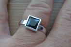 zilveren ring met vierkant git steen [016], Sieraden, Tassen en Uiterlijk, Verzenden, Zo goed als nieuw, 17 tot 18, Dame