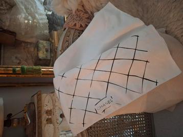 Zeer grote dustbag van Chanel.  beschikbaar voor biedingen