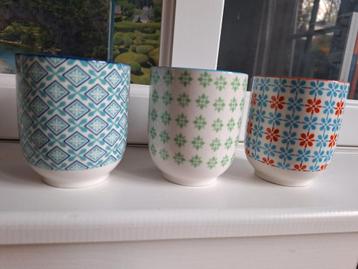 3 porseleinen theekopjes/ theemokken / koffie kopjes beschikbaar voor biedingen