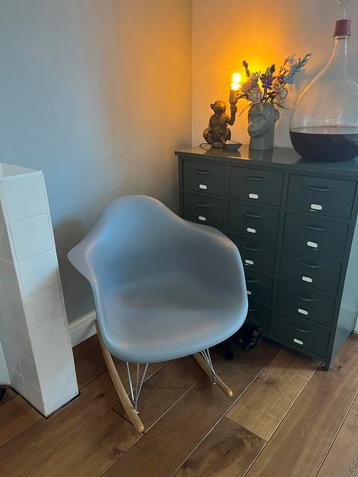 Grijze design schommelstoel beschikbaar voor biedingen