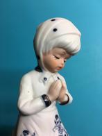 Biedermeier Beeld Biscuit Porselein.Meisje maakt Dankgebaar, Antiek en Kunst, Ophalen of Verzenden