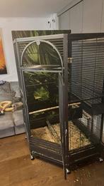 Grote vogelkooi voor in een hoek 182cm hoog, Ophalen, Zo goed als nieuw, Metaal, Vogelkooi