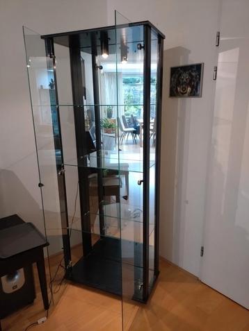 Glazen vitrinekast beschikbaar voor biedingen