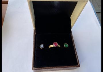 Ring goud met emerald, robijn en saffierb beschikbaar voor biedingen