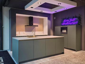 Luxe greeploze groene keuken met gouden accenten    beschikbaar voor biedingen