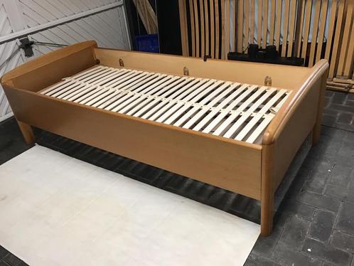 Prima eenpersoons senioren bed, Huis en Inrichting, Slaapkamer | Bedden, Zo goed als nieuw, Eenpersoons, 90 cm, 200 cm, Hout, Ophalen of Verzenden