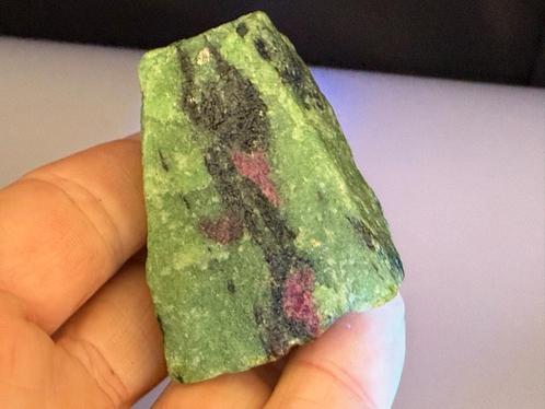 Robijn in Zoisiet ruw Tanganyika artstone mineralen UVactief, Verzamelen, Mineralen en Fossielen, Mineraal, Ophalen of Verzenden