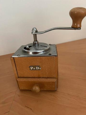 Oude koffiemolens 4 stuks in een koop beschikbaar voor biedingen