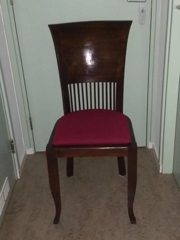 De stoelen zitten prima  beschikbaar voor biedingen