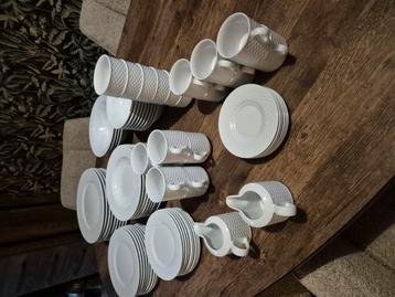 Uitgebreid wit .servies  beschikbaar voor biedingen