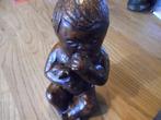 beeldje baby met beertje zittend bruin van gips en is 25 cm, Verzamelen, Beelden en Beeldjes, Ophalen of Verzenden, Zo goed als nieuw