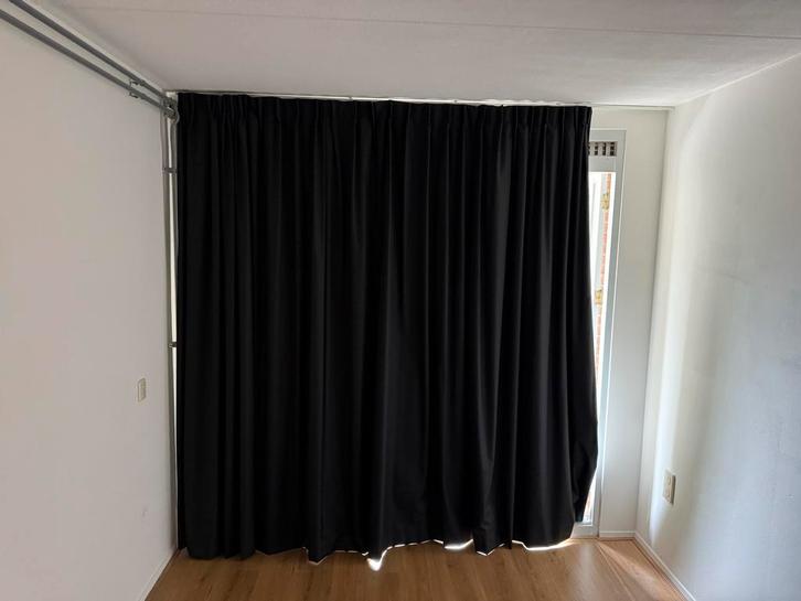 Zwart verduisterend gordijn, Huis en Inrichting, Stoffering | Gordijnen en Lamellen, Zo goed als nieuw, 200 cm of meer, Zwart