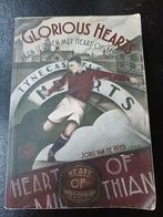Glorious hearts boek staantribune., Boeken, Ophalen of Verzenden, Gelezen