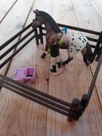 Schleich paard met verzorgster en hek, Verzamelen, Dierenverzamelingen, Ophalen of Verzenden, Zo goed als nieuw, Paard, Beeldje of Figuurtje