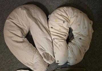 Voedingskussens 2 stuks met 2 extra hoezen beschikbaar voor biedingen