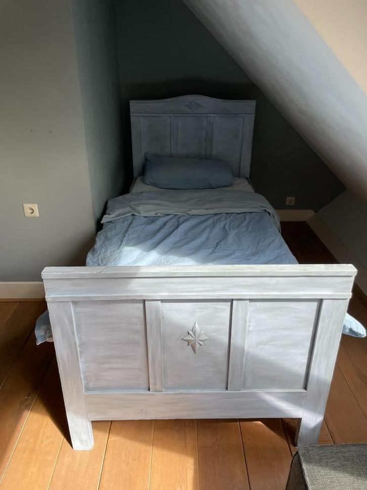 Stoer brocante eenpersoonsbed, Huis en Inrichting, Slaapkamer | Bedden, Gebruikt, Eenpersoons, 90 cm, 200 cm, Hout, Grijs, Verstelbaar