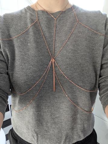 Bronzen bodychain beschikbaar voor biedingen