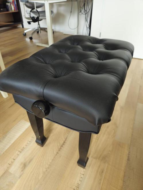 Piano bench like new - Black leather - Adjustable, Muziek en Instrumenten, Piano's, Zo goed als nieuw, Overige typen, Zwart, Ophalen
