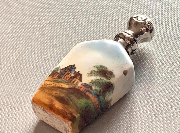 Antiek porseleinen parfumflesje met Hollands zilveren dop., Antiek en Kunst, Antiek | Goud en Zilver, Zilver, Ophalen of Verzenden