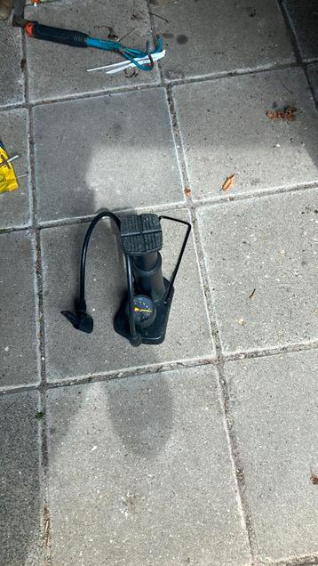 Kleine fietspomp  beschikbaar voor biedingen
