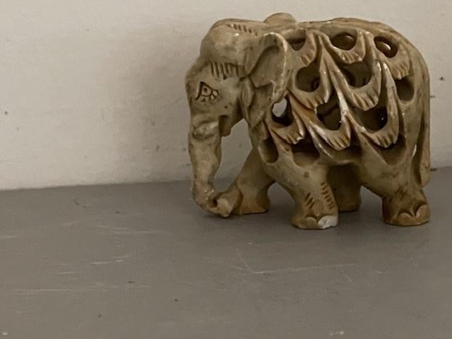 Klein beeldje speksteen / marmer. Klein olifantje / olifant., Verzamelen, Beelden en Beeldjes, Ophalen, Zo goed als nieuw, Dier