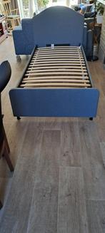 1 persoonsbed 90/200 gestoffeerd kleur grijs., Huis en Inrichting, Slaapkamer | Bedden, Ophalen, 90 cm, Eenpersoons, Zo goed als nieuw