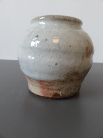 Vaas in Koreaanse stijl van Dauphine Scalbert, hoog ca 13 cm beschikbaar voor biedingen